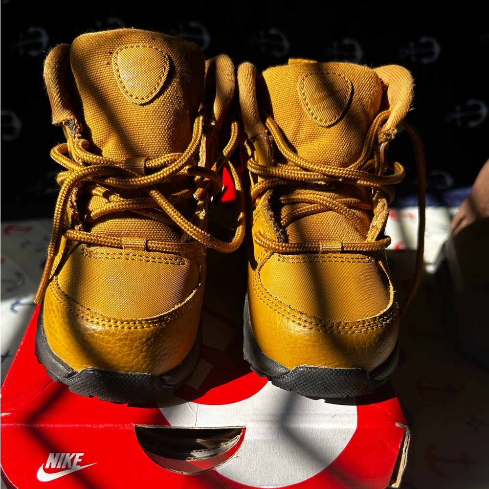 Nike Manola wheat boot boy Sz 7c Excellent Condition With Box